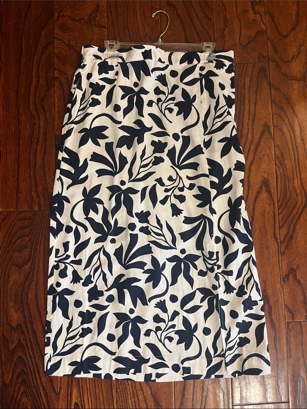 Time and Tru Linen/Blend Navy Floral Print Midi Skirt on White